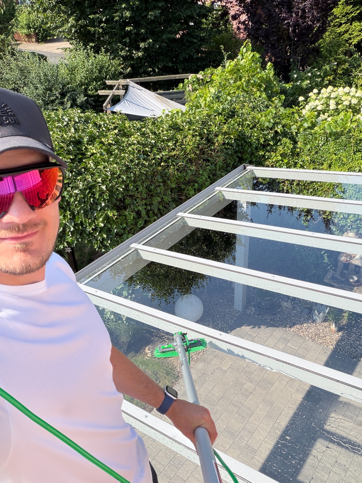 Benjamin Boldt bei der Reinigung einer Glas-Terrassenüberdachung